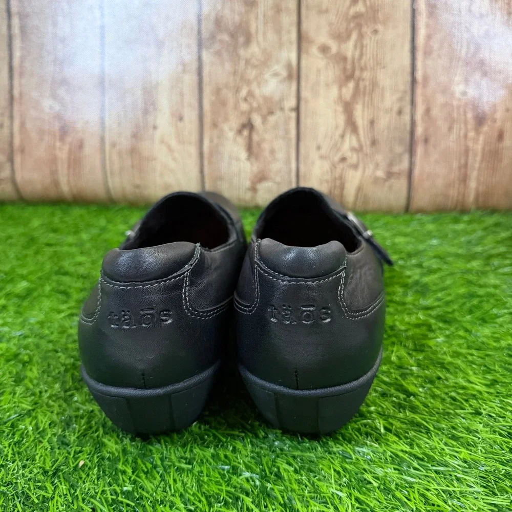 Taos Uppity Loafers Womens sizee 7.5 Black Leather Buckle Comfort